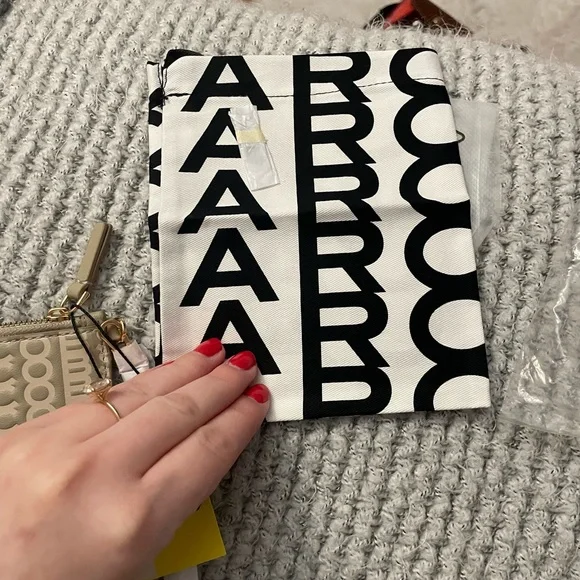 BRAND NEW MARC JACOBS MONOGRAM LEATHER WRISTLET. - Picture 3 of 9